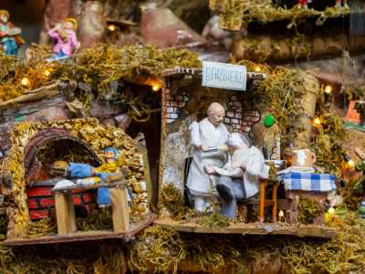 ...vi rappresento i mestieri antichi, tra cui il barbiere, tra ruscelli, fontane e lucine�